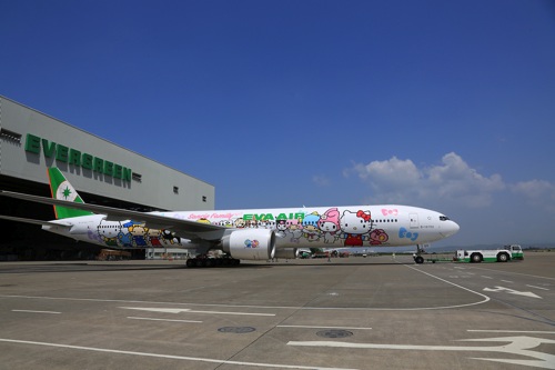 長榮航空 777-300ER Hello Kitty 彩繪牽手機將在台北 － 洛杉磯航線服務！