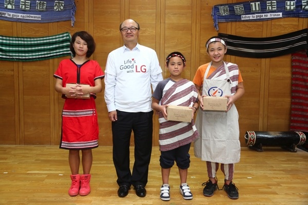 LG2 - 電子金柄亨董事長捐贈營養餐盒給予福山國小孩童 copy
