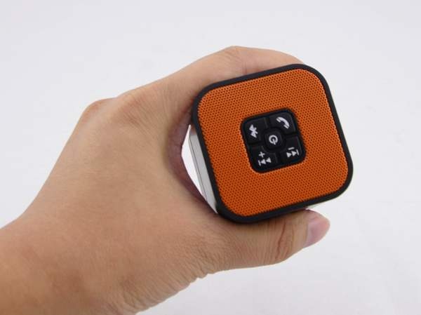 小巧方便的 Micro Box ，不只是藍牙喇叭，還是個外接行動電源