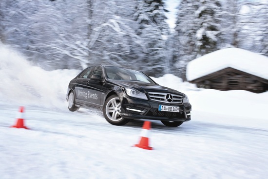 2014 Mercedes-Ben z 海外冬季駕馭課程由專業教練指導過彎、甩尾、繞錐等高難度技巧，所有車主將能完全領會操控上的快感 copy