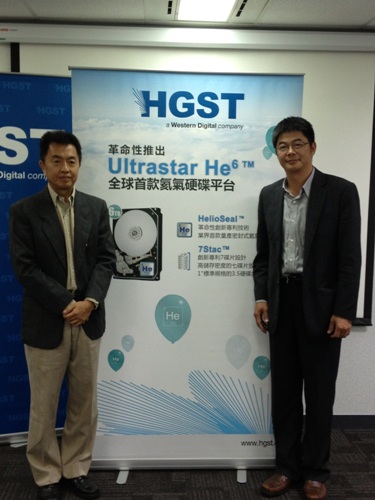 HGST亞太區產品行銷總監黃慶民KB(左)與HGST台灣及上海區總經理陳玟生Vincent(右)共同推出世界首款氦氣硬碟ULTRASTAR® HE6