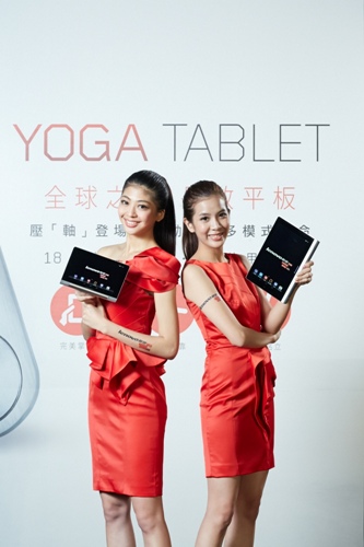 Lenovo聯想新聞圖說四】圓柱型設計的Yoga Tablet可輕鬆一手掌握，享受閱讀樂趣、瀏覽社群媒體與網站。