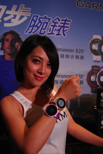 Model展示Garmin最新推出的進階及玩家級運動腕錶1 copy