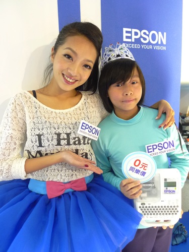 Epson資訊月小小公主秀「彤」趣，聖誕祭出標籤機DIY賀卡好溫馨