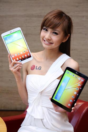 LG G Tablet 8.3共有鋒芒黑及璀璨白兩種款式供選擇
