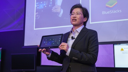 AMD全球資深副總裁暨事業部總經理Lisa Su於AMD CES記者會現場展示搭載最新AMD APU的平板電腦，是由LAVA公司旗下的XOLO所推出，自由的外型、極佳的效能，將重新定 copy