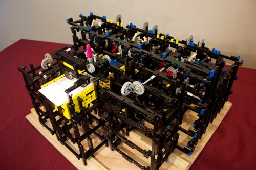 Apple-Engineer-LEGO-Automaton-1