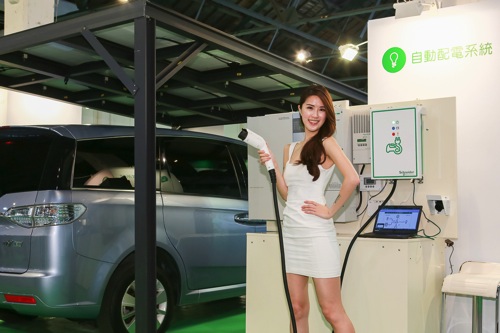 2014圖說六 施耐德電機於「看見．能效台灣」活動特別邀請Luxgen提供納智捷電動車，展示結合太陽能的Hybrid充電技術 copy