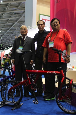 2014太平洋自行車董事長林正義,總經理林鳴皋以及設計師Markus與2014復刻版Birdy合影 copy