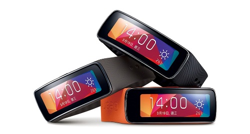 2014榮獲2014 MWC最佳新行動裝置大獎的Samsung Gear Fit為業界首款曲面Super AMOLED穿戴式裝置，讓使用者隨心掌握個人與運動生活，並能隨時隨地保持連線