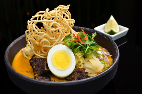 Kao Soi Beef stewed in light curry soup with egg noodle northern style     泰北咖哩牛肉雞蛋湯麵 copy