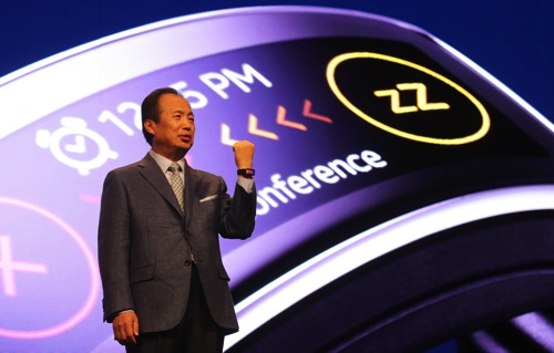 Samsung三星電子行動與資訊事業部執行長申宗均(JK Shin)展示Samsung Gear Fit完美曲面造型與智慧功能 copy