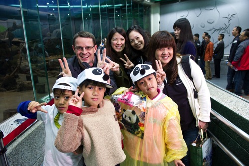 2014台灣賓士總裁邁爾肯(左後)與小朋友及員工開心參觀大貓熊館 copy
