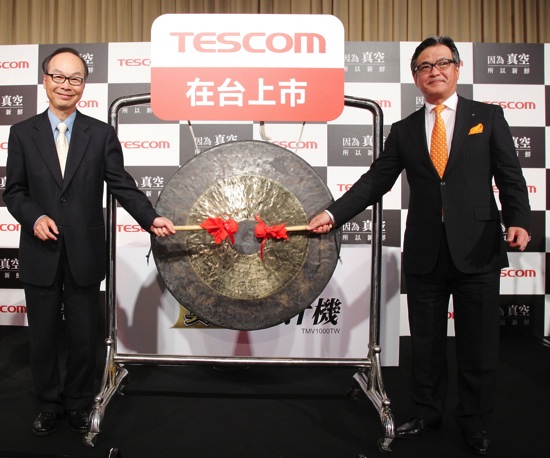 2014（左起）群光電子數位商品事業部 總經理韋薽V1000TW真空果汁機正式在台開賣 copy