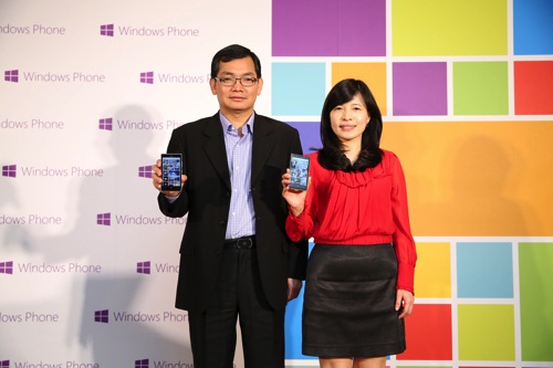 4. 台灣微軟消費通路事業群總經理吳勝雄與台灣微軟電信通路業務部副總經理楊麗蘭一同展示最新第一手Windows Phone 8.1系統。 copy