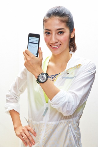 2014圖片四：​​Epson 2014年度代言人-健康美女Rima，使用SF-310G搭配App  Runsense View，直呼當低頭族也能好健康！ copy