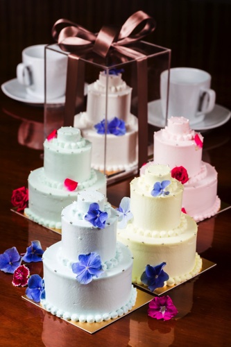 華麗的三層結婚蛋糕端上桌，晶華酒店為情人節大餐創造浪漫的驚喜！
