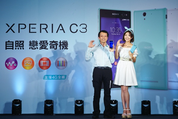 1_ Sony Mobile總經理林志遠先生(左)與代言人郭雪芙(右)，並共同宣布Xperia C3將在下周亮眼上市 copy