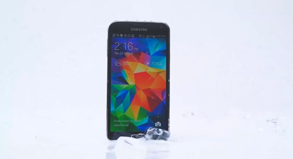 【影片】冰桶挑戰吹向智慧型手機！Samsung Galaxy S5 向 iPhone 5S、HTC M8 下戰書！