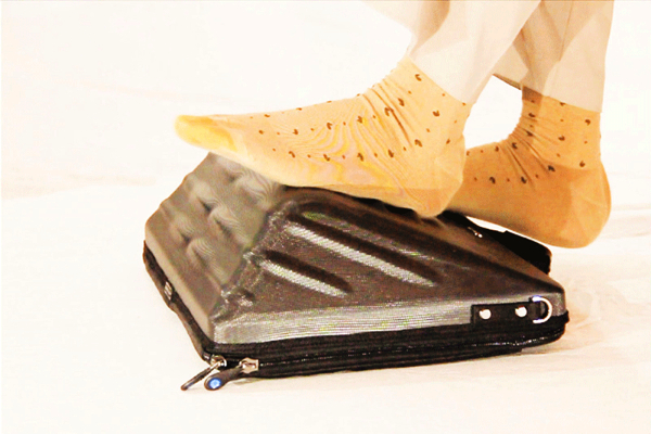【影片】妙設計！筆電包還能提供腳底按摩！