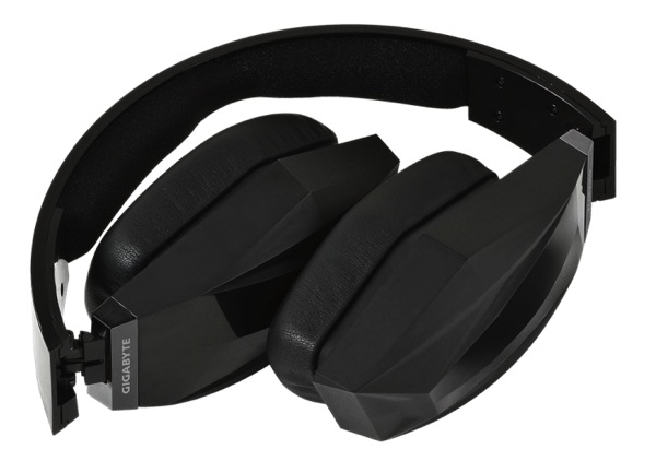 技嘉發表 FORCE H 系列全罩式耳機，以超跑概念設計，注重音質與舒適佩戴的細節。