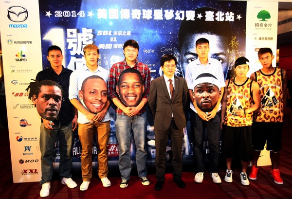 2014台灣馬自達行銷部部長賴信宏先生(左四)與SBL未來之星球員代表合影 copy