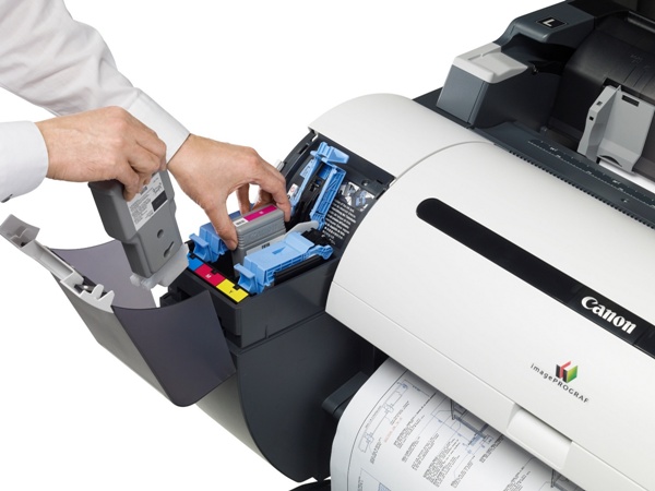 2014圖說五，全新機種配有副墨水匣，讓使用者在列印過程中不需停機便可更換墨水匣，在大印量連續列印時仍保有高生產力