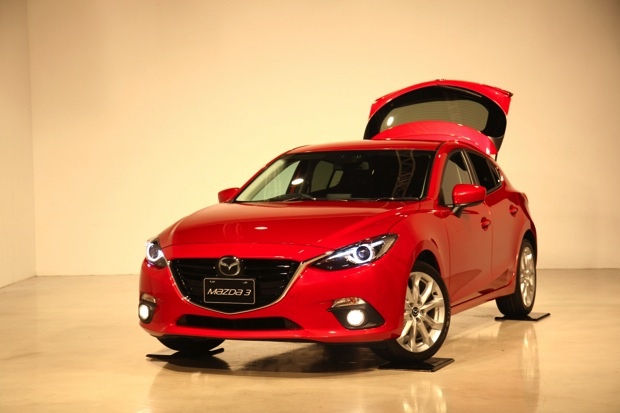 2014台灣MAZDA為了更深入了解台灣市場需求，特地向日本原廠調借一部全新第三代Mazda3(右駕五門掀背版本)來台進行市調 copy