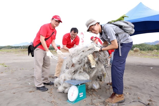 5-除了塑膠廢棄物，在沙灘上也撿拾到許多廢棄漁網，呼籲人們捕捉魚類的同時，也記得還給海洋生物一個乾淨的環境