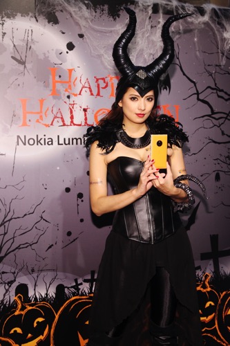 5_裝現身Lumia 830萬聖派對，以黑魔女造型展示亮彩時__Lumia 830 copy