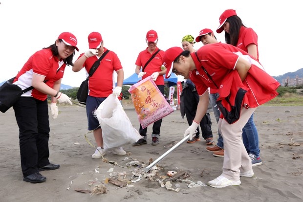 6-10月25日剛完成的八里挖仔尾淨灘活動，Canon百名企業志工共撿出352.9公斤的垃圾，呼籲隨手做環保，垃圾減量從平時做起