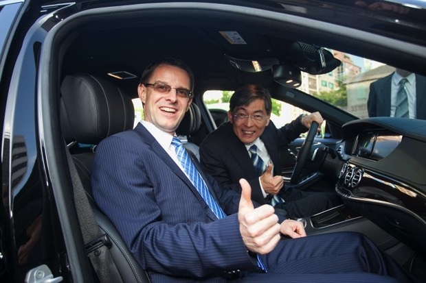 2014台灣賓士總裁Mr. Mayer(左)及環保署署長魏國彥(右)一同試乘台灣賓士的節能車款 copy