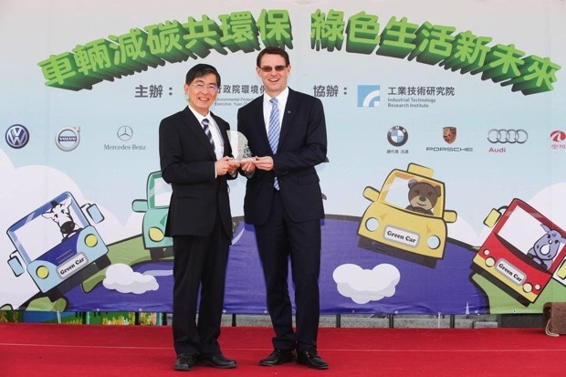 2014台灣賓士致力於環保經營策略榮獲環保署署長頒發表揚獎牌 copy