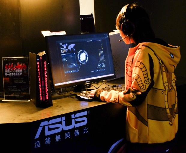 2014強的尖端配備，圖為玩家體驗具備強大戰鬥效能的G20電競桌機 copy