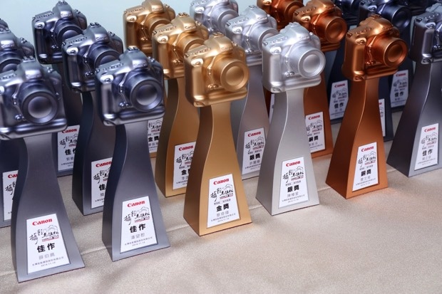 2014除了得獎作品外，精心設計的「EOS相機造型」獎座 copy