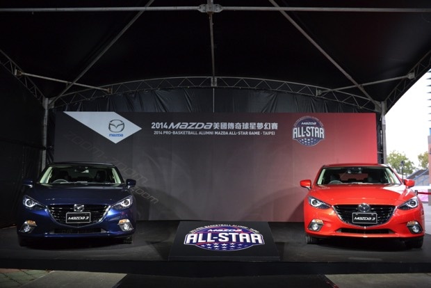 All-New-Mazda3_NBA____ 再現預賞會」展出首次於台北公開現身的右駕掀背版All-New-Mazda3與另一部右駕版本的_____All-New-Mazda3_ copy