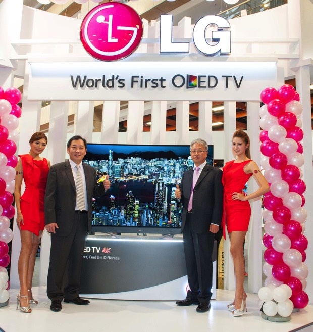LG 77_OLED TV_ 先在台曝光，左二-LG家電營銷部 羅時景副總、右二-LG家庭 copy