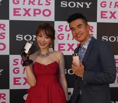日本名模藤井莉娜與楊一展大玩用 Sony 自拍玩美機 DSC- KW11 大玩自拍！