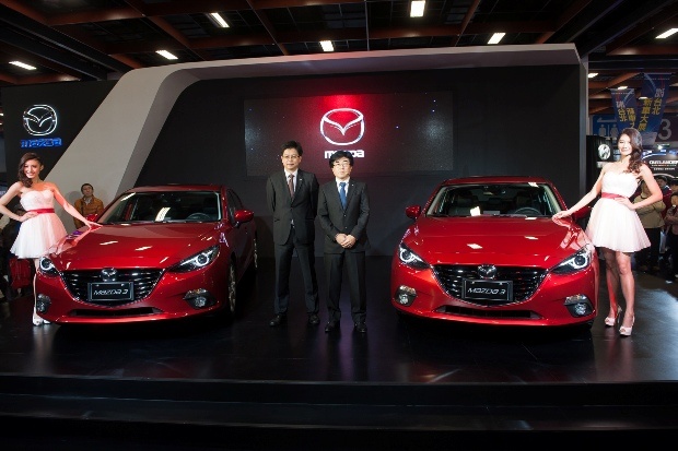 2014台灣馬自達總經理浜本俊輔及行銷部部長賴信宏先生與All-new Mazda3合影