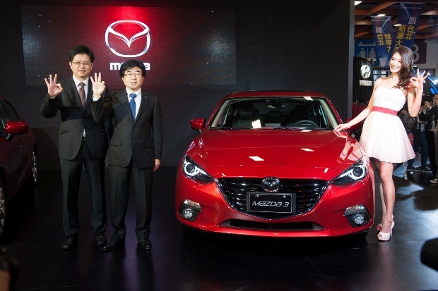 2014台灣馬自達總經理浜本俊輔與行銷部部長賴信宏先生合影，All-new Mazda3預接單成績亮眼