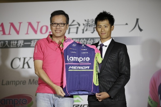 2014美利達自行車鄭文祥副總經理(左)表示美利達終於完成台灣第一人前進世界一級舞台的夢想