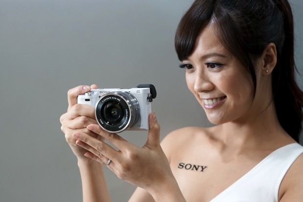 【2014 資訊月】Sony 經典白色版 α6000 年終登場，並發表 SAL70300G2 鏡頭
