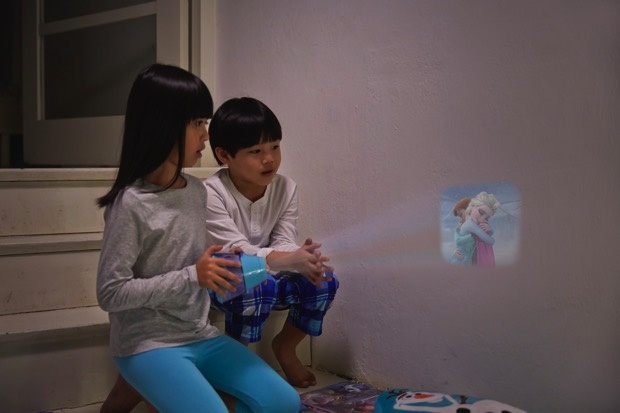 LED 冰雪奇緣，具有投影與夜燈兩種功能模式，讓孩子在自己的房間裡，彷彿走進動畫中，樂趣無窮! 圖 台灣飛利浦 提供  copy