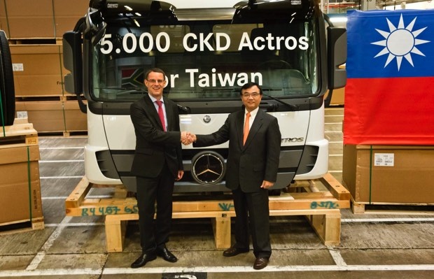 2015台灣賓士總裁邁爾肯(左)與台灣賓士重車授權經銷商裕益汽車董事長游浩乙(右)親臨德國原廠生產線迎接第五千台重車組件組裝運。 copy