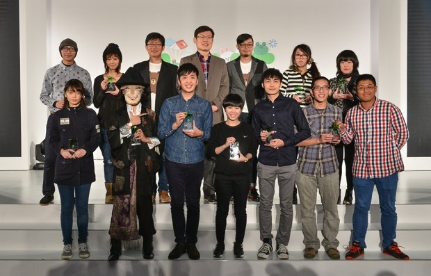 LINE  Webtoon原創漫畫大賽也於LINE 2015 Taipei Conference年度盛會正式舉行頒獎典禮，12位得___________130_ 元，LINE也為得獎者頒發獎盃，鼓勵漫畫新星勇於追夢 copy