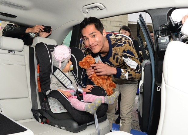 2015時尚暖爸藍正龍親自幫女寶寶安裝 Mercedes-Benz 幼童用安全座椅，幸福指數狂飆破表！ copy