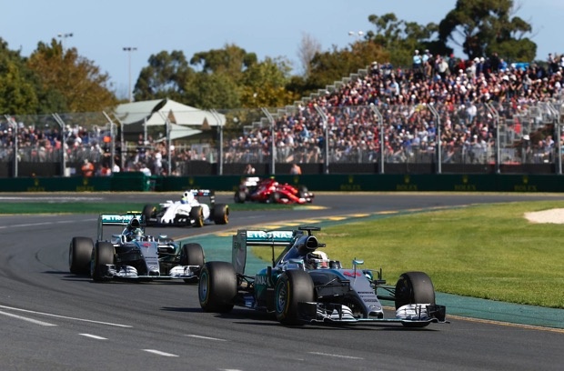 Hamilton與隊友Rosberg一度呈現拉鋸 copy