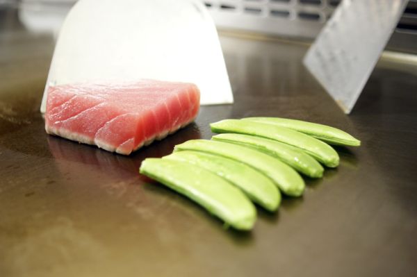 大億麗緻鐵板燒網羅初夏海味推出「筍殼魚」及「黑鮪魚」海陸套餐