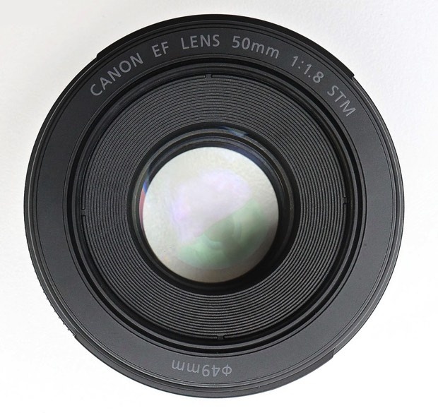 4-攝影玩家所熟悉的50mm標準焦距及f╱1.8大光圈，搭配全新七片光圈葉片設計，為人像或日常拍攝帶來更細膩柔美的淺景深效果 copy