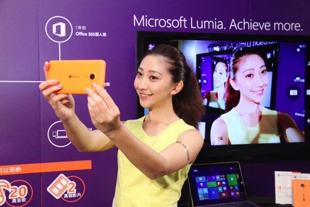 8-Lumia 640 XL LTE Dual SIM 及 Lumia 640 LTE 使用Miracast 無線顯示轉接器，輕鬆分享至大螢幕 copy